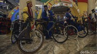 Para pesepeda ini juga mengenakan pakaian khas Betawi lho.