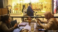 Pengunjung melihat parade sepeda ontel di Kota Kasablanka.