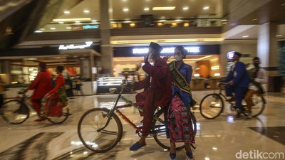 Kring.. Kring.. Sepeda Ontel Wira-wiri di Pusat Perbelanjaan