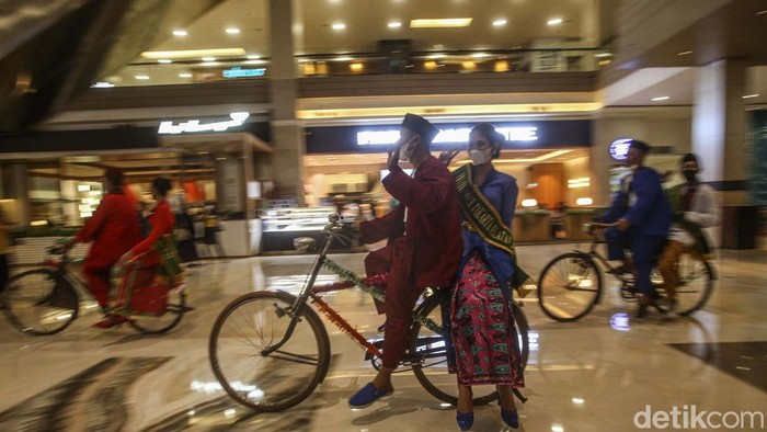 DKI Jakarta tengah hajatan, keseruan tersebut terasa hingga pusat perbelanjaan. Salah satunya di Kota Kasablanka, disini belasan sepeda onthel bisa wara-wiri keliling mal.