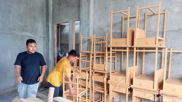 Kursi dan meja belajar SLB di Pekanbari ditarik vendor.