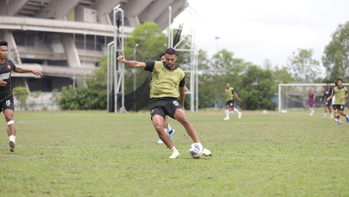 Latihan PSM Makassar di Kuala Lumpur, Malaysia.