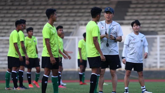 Sejumlah pesepak bola timnas U-19 mengikuti latihan di Stadion Madya, Kompeks Gelora Bung Karno, Jakarta, Selasa (21/6/2022). Latihan tersebut untuk persiapan timnas sepak bola U-19 yang akan berlaga di Piala AFF U-19 2022 pada 2-15 Juli 2022. ANTARA FOTO/Hafidz Mubarak A/rwa.