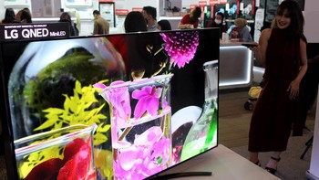 LG QNED Mini LED TV ini ditampilkan dipanggung perdana TV berbentang layar 86 inci yang membawa kolaborasi dua teknologi tercanggih LG saat ini dalam pengembangan LCD TV yaitu Quantum Dot NanoCell dan Mini LED.