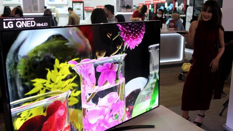 LG Electronics Kenalkan TV Premium di Hajatan Jakarta PT. LG Electronics Indonesia resmi memasarkan varian terbesar salahsatu TV premium miliknya, LG QNED Mini LED TV. Hajatan terbesar tahunan Jakarta, Jakarta Fair 2022, dipilih sebagai panggung perdana TV berbentang layar 86 inci yang membawa kolaborasi dua teknologi tercanggih LG saat ini dalam pengembangan LCD TV yaitu Quantum Dot NanoCell dan Mini LED.