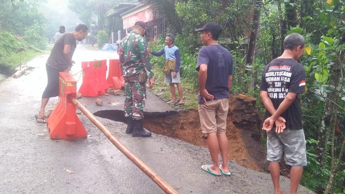 Longsor Terjang Trenggalek, Jalur Antarkecamatan Tak Bisa Dilalui