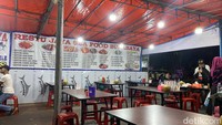 Warung tenda semi permanen itu cukup luas, dan besar. Bisa menampung sekitar 100 orang. Ada 2-3 meja yang terisi oleh pengunjung lain, yang rata-rata merupakan pengunjung yang baru pulang dari PRJ. Foto: detikFood