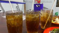 Kemudian tiga es teh manis, totalnya Rp 21.000. Satu gelas es teh manis dihargai Rp 7.000 saja.  Foto: detikFood