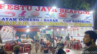 Tak jauh dari pintu keluar PRJ, ada sekitar 4-6 warung tenda yang rata-rata menjual hidangan seafood berjejer di pinggir jalan. Salah satu yang paling besar adalah warung Restu Jaya Seafood, yang viral karena harga makanannya mahal. Foto: detikFood