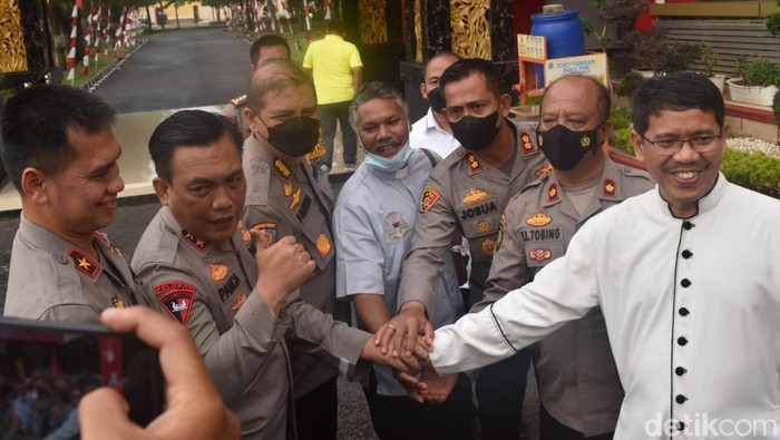 Kapolda Sumut Irjen Panca Putra Simanjutan saat mediasi pastor dan Wakapolres Samosir.