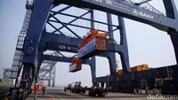 PT Jakarta International Container Terminal atau JICT menambah fasilitas bongkar muat berupa dua container crane (QC) super post panamax. Alat ini memiliki kemampuan jangkauan 65 2. meter dan kapasitas di bawah spreader adalah 65 ton.
