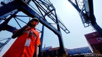 Petugas berjaga di bawah crane yang baru dibeli.