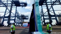 Peralatan baru ini akan memperkuat armada bongkar muat di pelabuhan peti kemas tersebut.