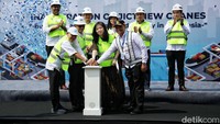 Direktur Utama Jakarta International Container Terminal (JICT), Ade Hartono, CEO Hutchison Port Indonesia Rianti Ang dan GM Tanjung Priok M Hadi Syafitri Noor melakukan peresmian dua unit quay crane terbaru di dermaga JICT, Jakarta, Rabu (22/6/2022).