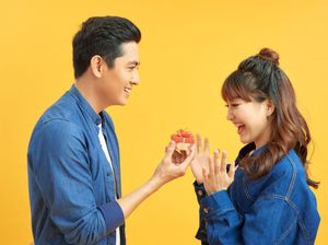 Cari Tahu Ide Kado Berkesan Sesuai Jenis Love Language Pasangan!