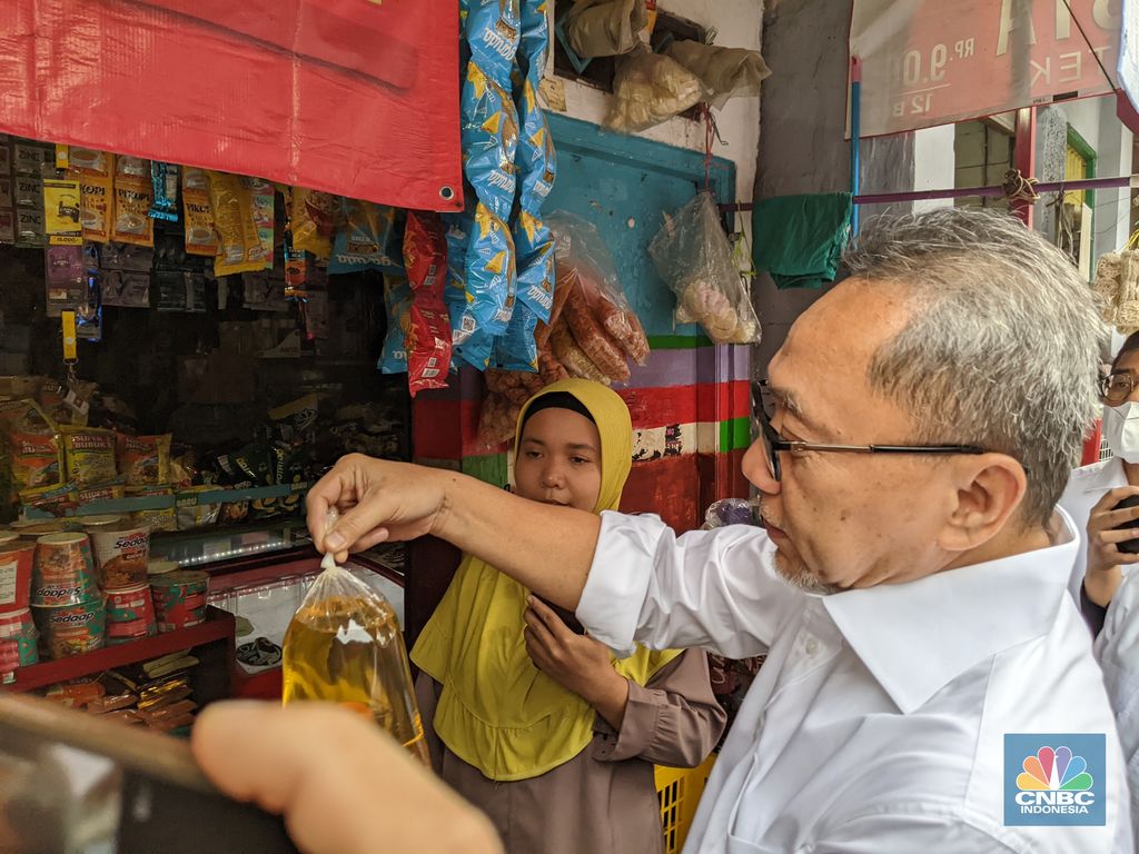 Menteri Perdagangan Zulkifli Hasan melakukan peninjuan pasar wilayah Jakarta Timur dan titik penjualan minyak goreng curah, Rabu (22/6/2022).