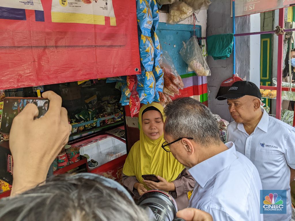 Menteri Perdagangan Zulkifli Hasan melakukan peninjuan pasar wilayah Jakarta Timur dan titik penjualan minyak goreng curah, Rabu (22/6/2022).