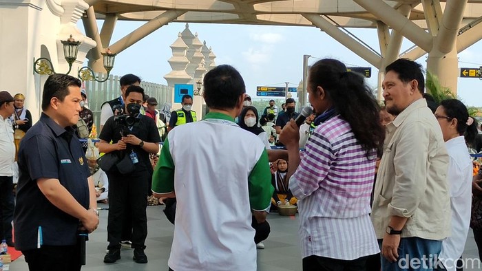 Menteri BUMN, Erick Thohir, saat berbincang dengan pegiat seni dan budayawan dalam acara Temu Budaya di Yogyakarta International Airport (YIA), Kulon Progo, DIY, Rabu (22/6/2022).