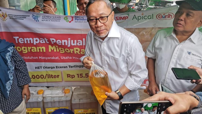 Menteri Perdagangan Zulkifli Hasan Blusukan ke Pasar Klender