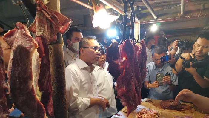 Menteri Perdagangan Zulkifli Hasan Blusukan ke Pasar Klender