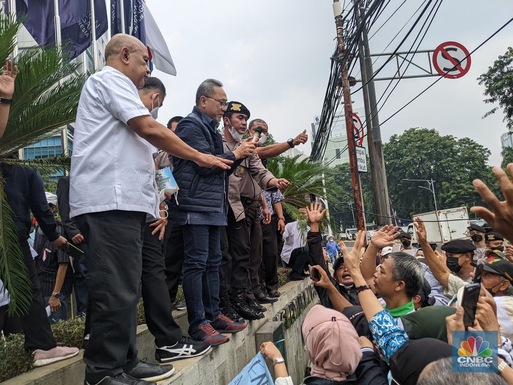 Menteri Perdagangan Zulkifli Hasan, menerima audiensi pendemo dari Pusat Koperasi Pasar (Puskoppas) DKI Jakarta di depan Kantor Kementerian Perdagangan. (CNBC Indonesia/Emir Yanwardhana)