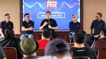 Direktur Marketing Telkomsel Derrick Heng (tengah) didampingi jajaran manajemen Telkomsel usai memberikan keterangan acara Telkomsel Fest 2022 yang juga merupakan satu rangkaian perayaan Ulang Tahun Telkomsel ke-27.