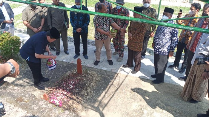 Momen Erick Thohir saat berziarah di Makam Buya Syafii di Kulon Progo, Rabu (22/6/2022).