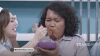 Wow, ternyata bukan hanya kue! Ada juga momen Celine Evangelista sedang suapi Marshel Widianto mie pedas. Foto: YouTube/ Trans TV Official 