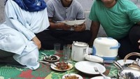 Marshel Widianto juga suka makan bareng teman artis lainnya. Ini momen Marshel makan dengan komedian Denny Cagur. Foto: Instagram @marshel_widianto