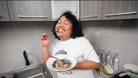 Selera makan Marshel Widianto terbilang simpel. Ia sudah bahagia memegang sepiring sayuran bening. Wahh jangan-jangan ini makanan buatan Celine! Foto: Instagram @marshel_widianto 