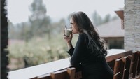 Celine Evangelista sedang duduk sambil menyeruput kopi panas dan melihat pemandangan yang indah. Makin romantis kalau ditemenin sama Marshel ya! Foto: Instagram @celine_evangelista