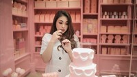 Celine Evangelista sepertinya suka membuat kue. Ini momen ketika kekasih Marshel ini sedang memandang kue tingkat warna pink. Foto: Instagram @celine_evangelista