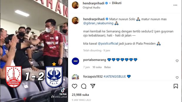 Momen Walkot Semarang Hendrar Prihadi dan Walkot Solo Gibran Rakabuming saat menonton laga PSIS vs Persis di Manahan, Solo, Selasa (21/6/2022).