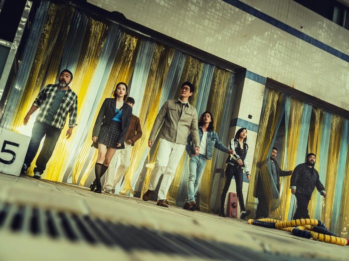 Money Heist Korea: JEA (L to R) Lee Hyun-woo as Rio, Kim Ji-hun as Denver and Lee Won-jong as Moscow in episode # 1 of Money Heist Korea: JEA. Cr. Jung Jaegu/Netflix © 2021