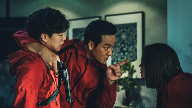 Money Heist Korea: JEA (L to R) Lee Hyun-woo as Rio, Kim Ji-hun as Denver and Lee Won-jong as Moscow in episode # 1 of Money Heist Korea: JEA. Cr. Jung Jaegu/Netflix © 2021