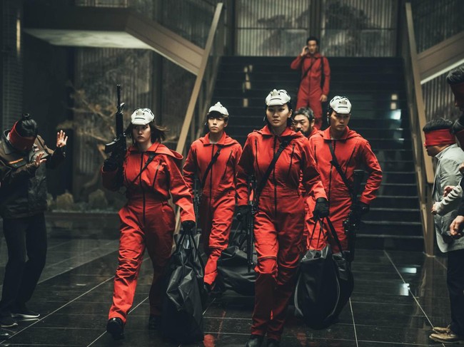 Money Heist Korea: JEA (L to R) Lee Hyun-woo as Rio, Kim Ji-hun as Denver and Lee Won-jong as Moscow in episode # 1 of Money Heist Korea: JEA. Cr. Jung Jaegu/Netflix © 2021