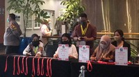 Sejumlah polisi tengah melakukan penjagaan pada pelaksanaan Musyawarah Nasional (Munas) Masyarakat Energi Terbarukan Indonesia (METI) ke-8 menyusul adanya isu ketidakharmonisan antara pendiri dan pengurus METI, di Jakarta, Rabu (22/6/2022).