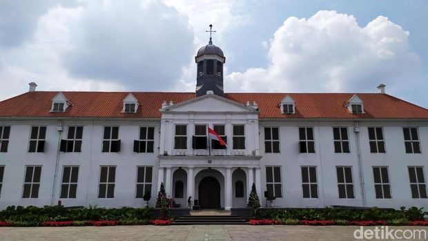 Museum Sejarah Jakarta dikenal juga dengan nama Museum Fatahillah. Museum Sejarah Jakarta terletak di kawasan Kota Tua, Jakarta Barat.