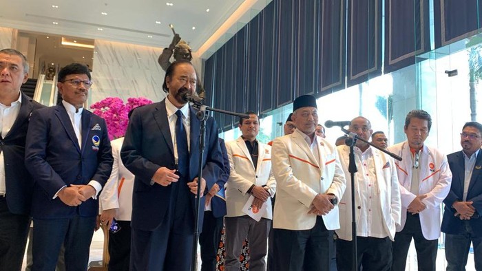 Ketua Umum NasDem Surya Paloh dan Presiden PKS Ahmad Syaikhu menggelar konferensi pers usai pertemuan di NasDem Tower, Jakarta, Rabu (22/6/2022).