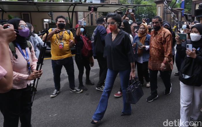 Nikita Mirzani Nikita Mirzani saat menyambangi Mabes Polri.