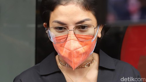 Nikita Mirzani saat menyambangi Mabes Polri.