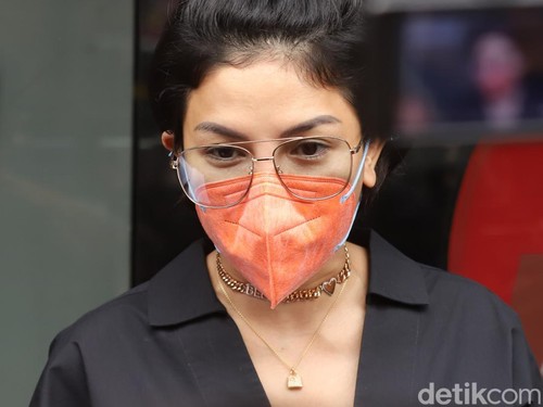 Nikita Mirzani saat menyambangi Mabes Polri.