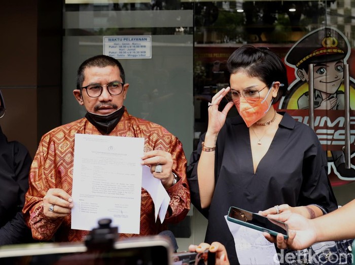 Nikita Mirzani saat menyambangi Mabes Polri.