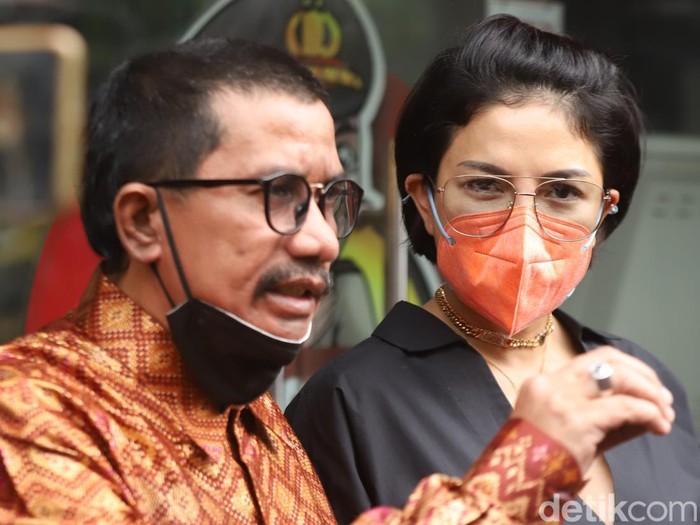 Nikita Mirzani saat menyambangi Mabes Polri.