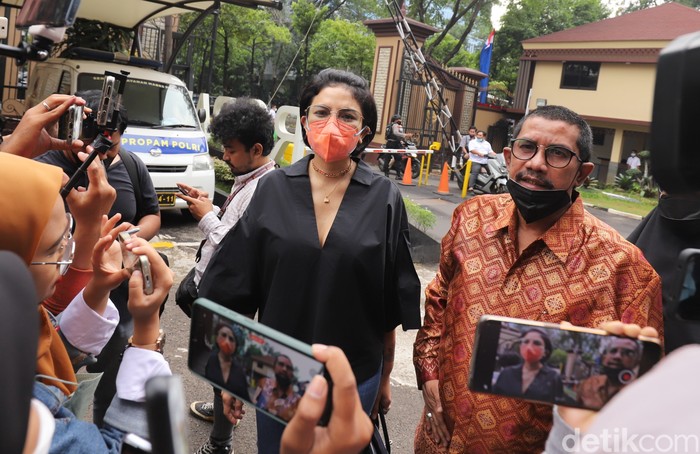 Nikita Mirzani saat menyambangi Mabes Polri.