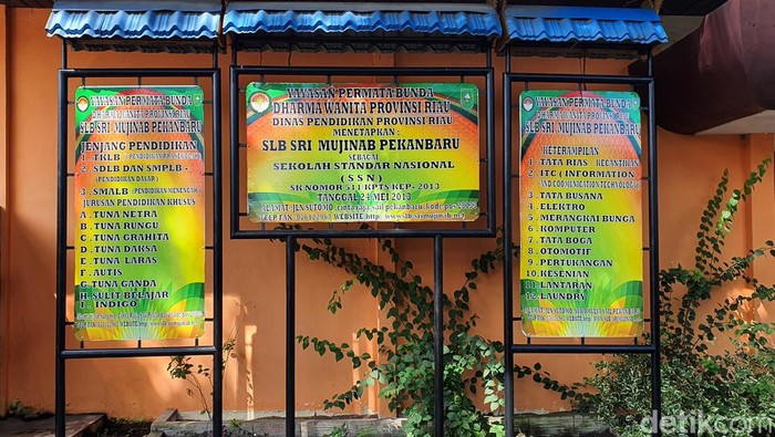 Sejumlah meja-kursi di SLB Sri Mujinab Pekanbaru ditarik vendor. Fasilitas belajar itu ditarik karena Disdik Provinsi Riau nunggak bayar hingga ratusan juta.