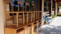 Sementara itu, Kepala Sekolah SLB Sri Mujinab, Ningsih mengaku tak tahu permasalahan antara vendor dan Dinas Pendidikan. Mengingat pihaknya hanya menerima bantuan pada tahun 2018 lalu.