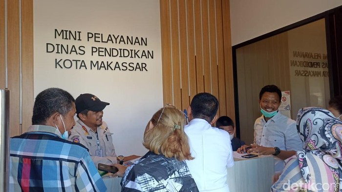 Orang tua calon siswa mengadukan permasalahan PPDB SD/SMP di Kantor Disdik Makassar.