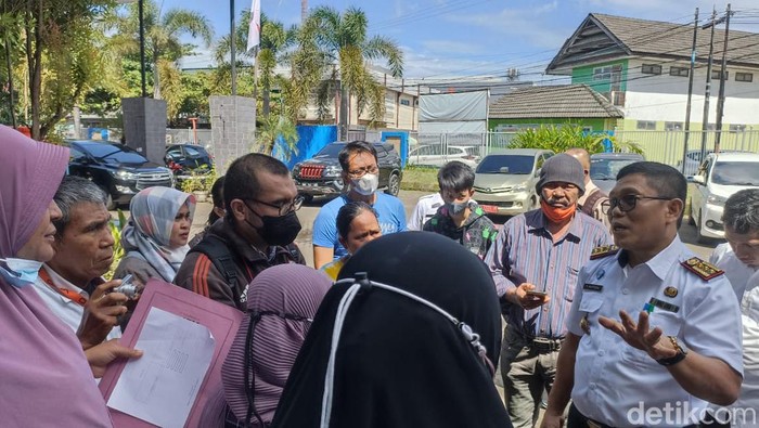 Orang tua calon siswa mengadukan permasalahan PPDB SD/SMP di Kantor Disdik Makassar.