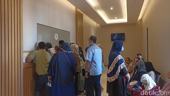 Orang tua calon siswa mengadukan permasalahan PPDB SD/SMP di Kantor Disdik Makassar.